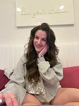 heyitsmadig online show from April 6, 1:56 pm