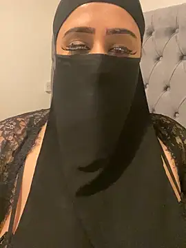 Snapshot of Pari_Persianbaddie6 chatting on April 7, 12:00 am Pari Persianbaddie6 online show from April 7, 12:00 am