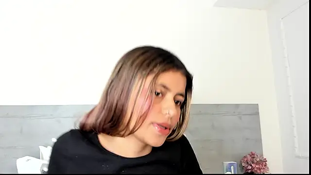 sunnyWhitee online show from March 20, 3:06 pm