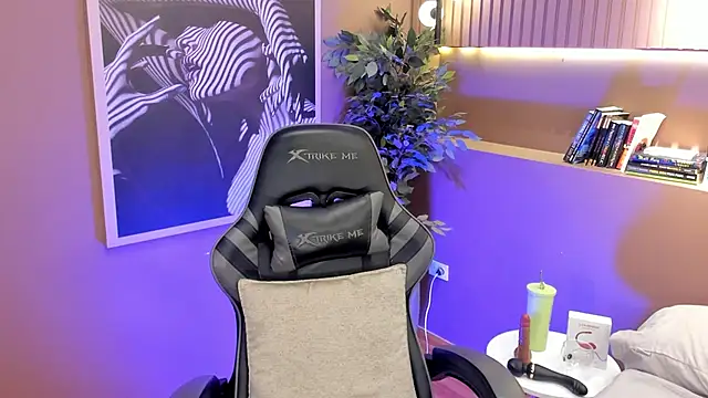 Skyyle  online show from March 29, 4:40 pm