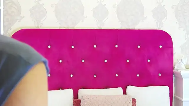 Snapshot of AlexisDevine chatting on September 18, 4:25 am AlexisDevine online show from September 18, 4:25 am