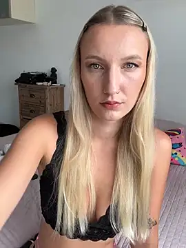 Snapshot of NattieBoo chatting on July 2, 9:59 am NattieBoo online show from July 2, 9:59 am