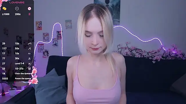 Snapshot of Megan--chan chatting on April 4, 5:10 pm Megan--chan online show from April 4, 5:10 pm