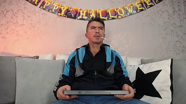 Snapshot of JuanKFit_45 chatting on October 24, 1:51 pm JuanKFit 45 online show from October 24, 1:51 pm