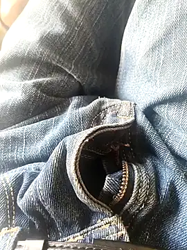 Snapshot of OmeningFurorji chatting on March 12, 6:41 am OmeningFurorji online show from March 12, 6:41 am