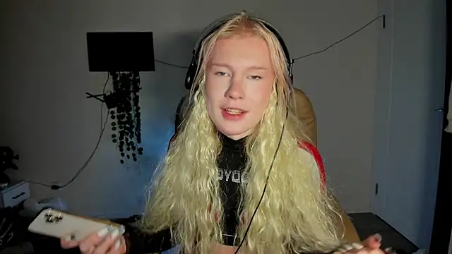 Snapshot of Sasyhk0 chatting on December 16, 8:25 pm Sasyhk0 online show from December 16, 8:25 pm