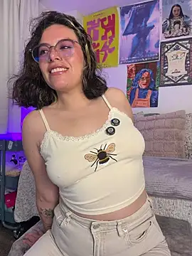 Snapshot of Katheerine chatting on May 4, 2:07 am Katheerine online show from May 4, 2:07 am