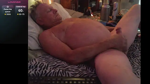 Pussyeat2please online show from December 20, 8:27 pm