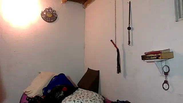 Snapshot of indomitaFox chatting on April 6, 3:48 am indomitaFox online show from April 6, 3:48 am