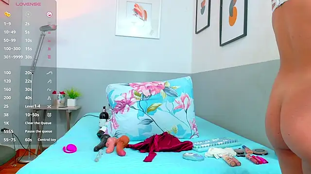 cutepetitee online show from September 27, 7:30 pm