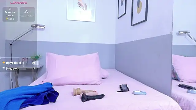 cutepetitee online show from November 4, 7:35 pm