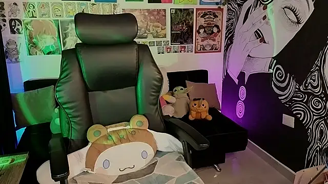 Yuhwan  online show from February 18, 11:55 pm