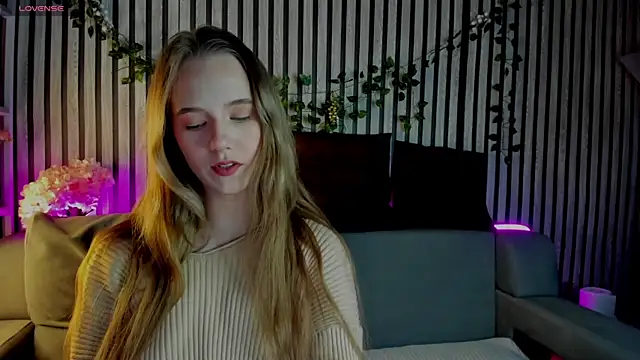 Snapshot of Casey_Sweeet chatting on February 7, 1:09 am Casey Sweeet online show from February 7, 1:09 am