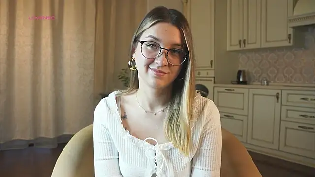 Snapshot of DarelleFaux chatting on October 15, 3:17 am DarelleFaux online show from October 15, 3:17 am