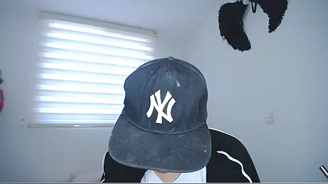 Snapshot of lucky_stricke chatting on October 10, 8:52 pm lucky stricke online show from October 10, 8:52 pm