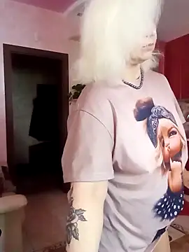 Snapshot of SquirtMilf00 chatting on October 20, 1:39 am SquirtMilf00 online show from October 20, 1:39 am