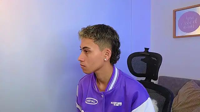 Snapshot of yulian_vasquez chatting on October 9, 12:36 pm yulian vasquez online show from October 9, 12:36 pm