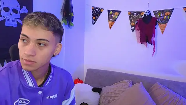 Snapshot of yulian_vasquez chatting on October 13, 12:27 pm yulian vasquez online show from October 13, 12:27 pm