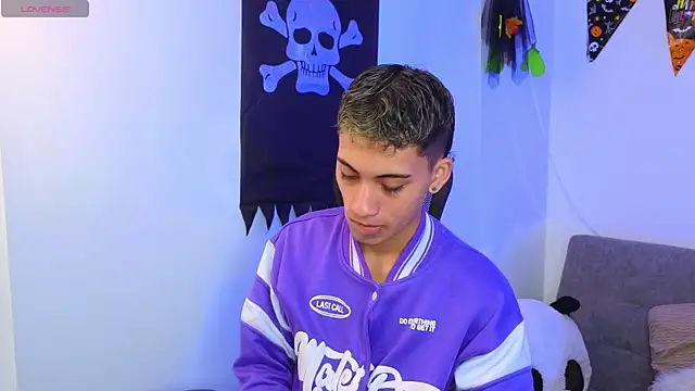 Snapshot of yulian_vasquez chatting on October 22, 12:27 pm yulian vasquez online show from October 22, 12:27 pm