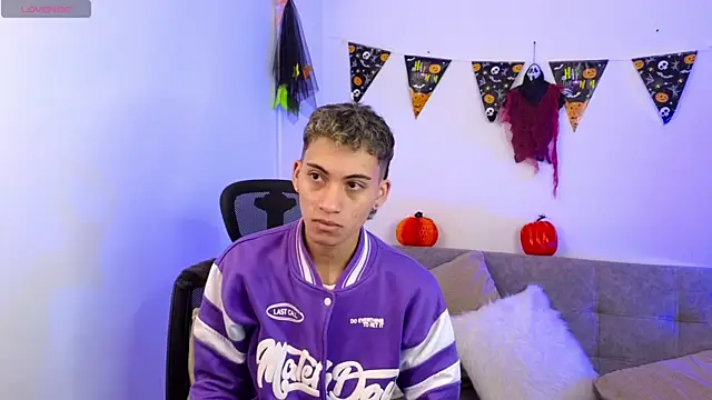 Snapshot of yulian_vasquez chatting on October 29, 12:18 pm yulian vasquez online show from October 29, 12:18 pm