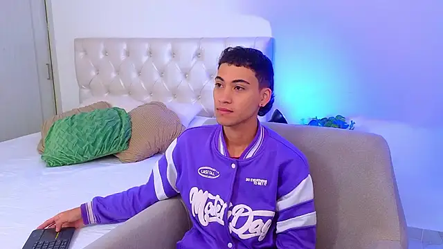 yulian vasquez online show from February 5, 12:21 pm