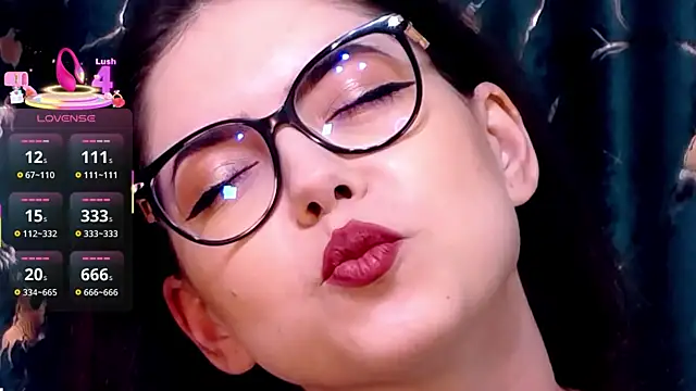 KaylaLewys online show from December 17, 6:36 pm