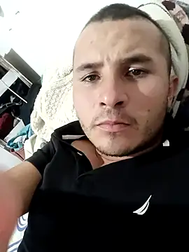 Snapshot of santiii___12 chatting on December 2, 11:56 pm santiii 12 online show from December 2, 11:56 pm