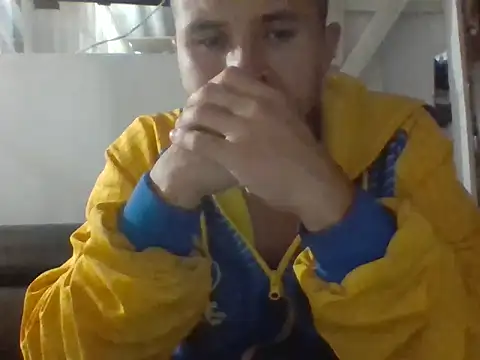 Snapshot of santiii___12 chatting on March 22, 11:52 pm santiii 12 online show from March 22, 11:52 pm