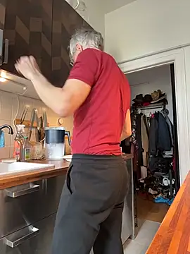 Snapshot of SexyLeon8 chatting on April 7, 7:31 am SexyLeon8 online show from April 7, 7:31 am