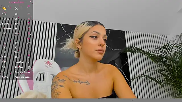 daisyblushh online show from October 3, 7:00 pm