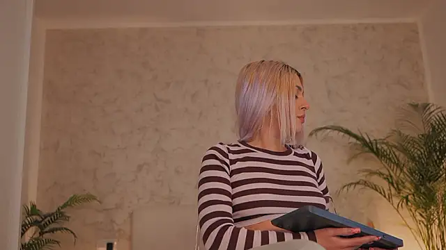 daisyblushh online show from February 25, 4:05 pm