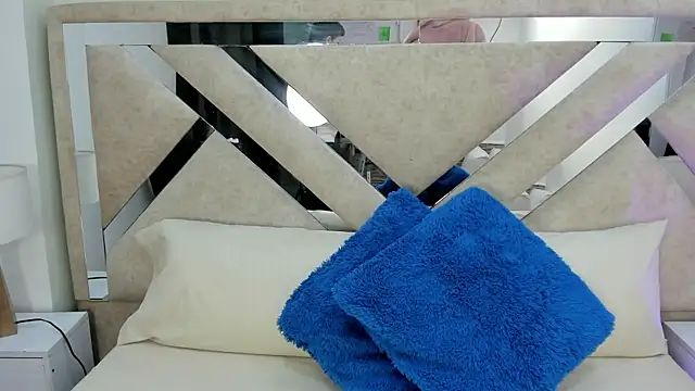 Snapshot of ximena_vasquez8 chatting on January 6, 3:21 am ximena vasquez8 online show from January 6, 3:21 am