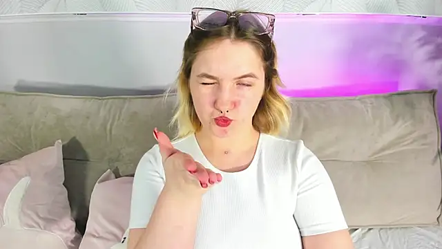 Julia Jips online show from September 18, 8:05 am