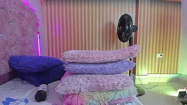 Snapshot of violet_taylor_ chatting on September 29, 2:27 am violet taylor online show from September 29, 2:27 am