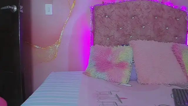 Snapshot of violet_taylor_ chatting on October 4, 2:20 am violet taylor online show from October 4, 2:20 am