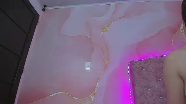 Snapshot of violet_taylor_ chatting on October 25, 2:30 am violet taylor online show from October 25, 2:30 am