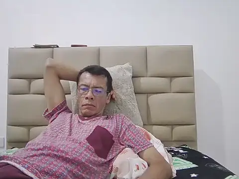 skinnylatino51 online show from November 28, 2:47 am