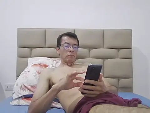 skinnylatino51 online show from December 20, 12:29 am