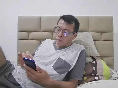 Snapshot of skinnylatino51 chatting on April 7, 12:55 am skinnylatino51 online show from April 7, 12:55 am
