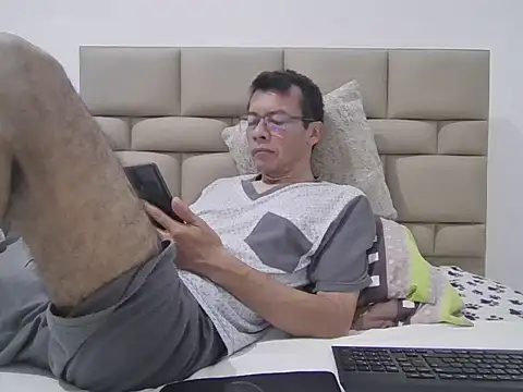 Snapshot of skinnylatino51 chatting on April 10, 12:27 am skinnylatino51 online show from April 10, 12:27 am