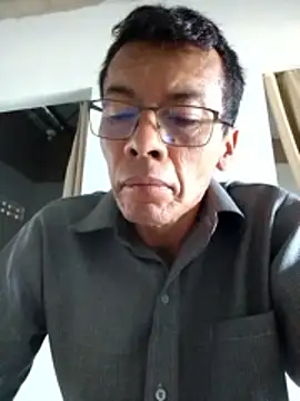 Snapshot of skinnylatino51 chatting on April 10, 5:06 pm skinnylatino51 online show from April 10, 5:06 pm