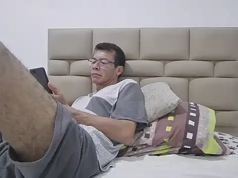 Snapshot of skinnylatino51 chatting on April 16, 12:33 am skinnylatino51 online show from April 16, 12:33 am