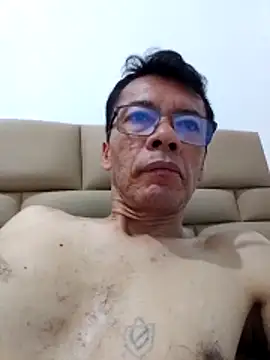 Snapshot of skinnylatino51 chatting on April 17, 12:24 am skinnylatino51 online show from April 17, 12:24 am