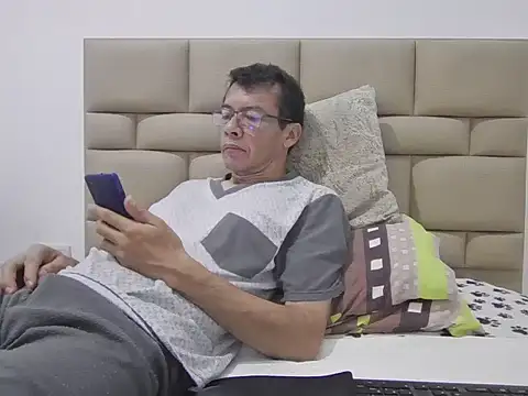 Snapshot of skinnylatino51 chatting on April 22, 12:13 am skinnylatino51 online show from April 22, 12:13 am