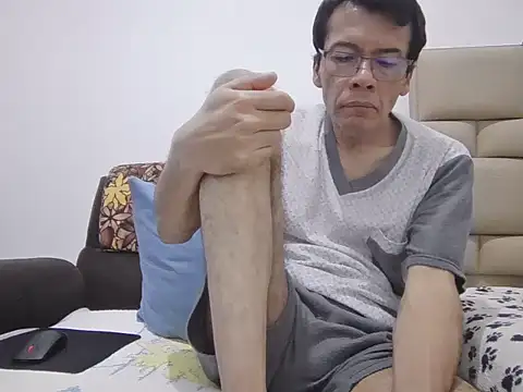 Snapshot of skinnylatino51 chatting on May 29, 12:30 am skinnylatino51 online show from May 29, 12:30 am