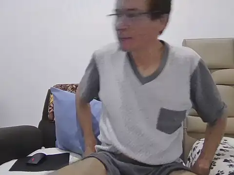 Snapshot of skinnylatino51 chatting on May 31, 12:41 am skinnylatino51 online show from May 31, 12:41 am