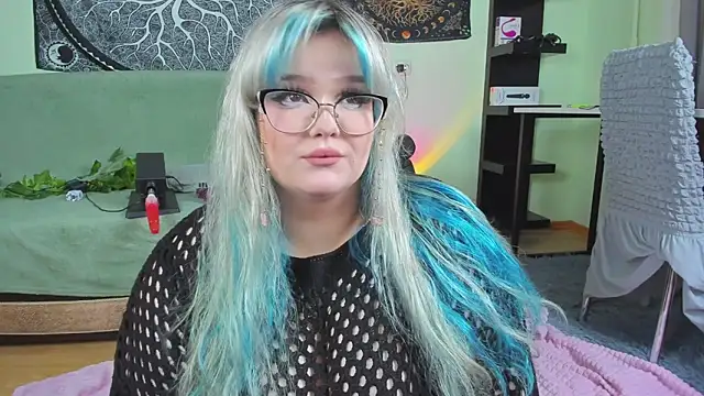 Snapshot of _CandyM1lky_ chatting on October 20, 6:36 am  CandyM1lky  online show from October 20, 6:36 am