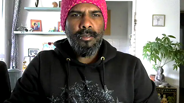 frenchblackc31 online show from May 18, 7:36 am