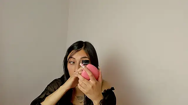 Snapshot of Alanaloiiss_ chatting on February 12, 4:18 am Alanaloiiss online show from February 12, 4:18 am