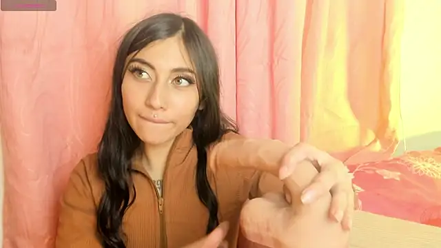 Alanaloiiss  online show from May 6, 8:14 pm